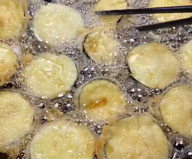 炸茄子的面糊怎么调才能酥脆（调“面糊”别用水）