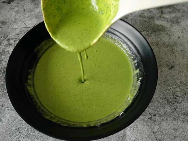 菠菜鸡蛋饼的简单做法，菠菜鸡蛋饼的简单做法窍门（菠菜和鸡蛋摊成饼）