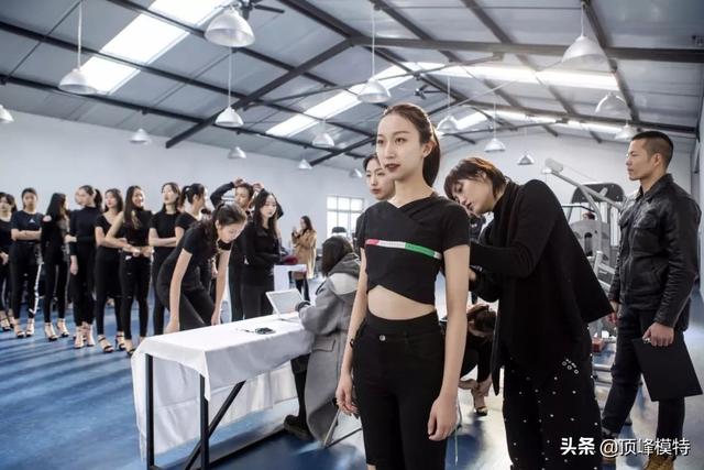 女模特的身高标准体重三围，模特身高体重标准 女（模特选拔的形体标准及测量方法）