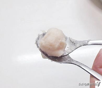 做鱼丸的正确配方，鱼丸的制作及配方比例和原料（给宝宝吃鱼的最佳方式）