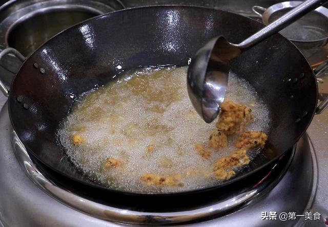 蒜香大排骨的做法家常，大厨教你做蒜香排骨（蒜香排骨经典的家常做法）