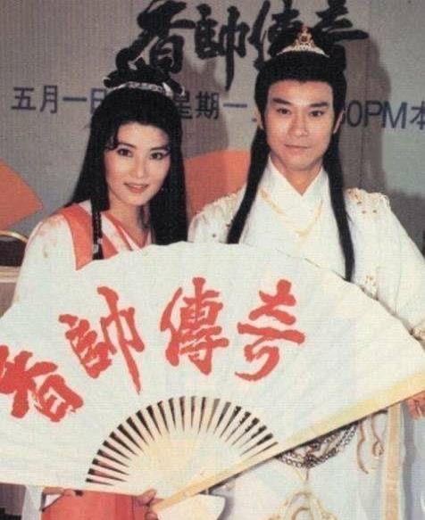 曾是杨紫琼接班人，如今直播翻跟头唱歌，52岁杨丽菁仍单身
