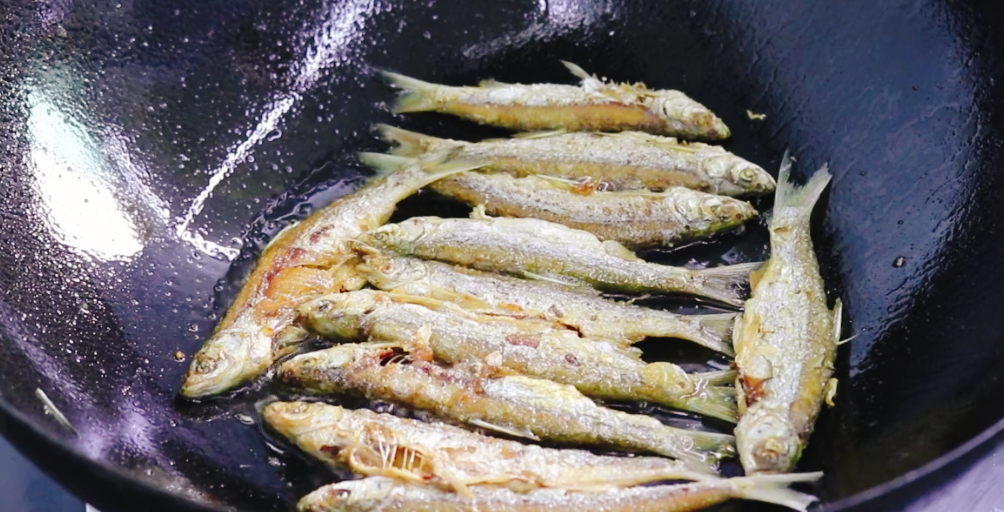 圖片[4]-【香煎小魚】做法步驟圖 記住這一點 不粘鍋不破皮-起舞食譜網