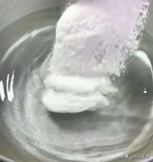 白凉粉是什么做的，白凉粉是什么东西做的（有一种美食叫做白凉粉、晶莹透彻）