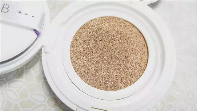 BB霜和气垫BB有什么区别，气垫bb和bb霜的区别（BB霜、气垫、粉底液、素颜霜...这些底妆区别在哪）