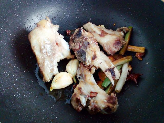 牛骨萝卜煲，牛筒骨炖萝卜（放点萝卜去油腻又清香）