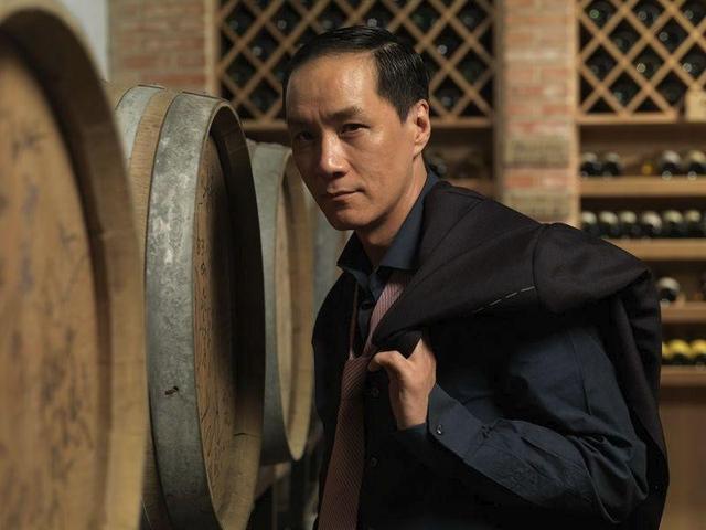 冯远征，因跳伞放弃高考，又被中戏嫌弃丑，老婆比他大8岁