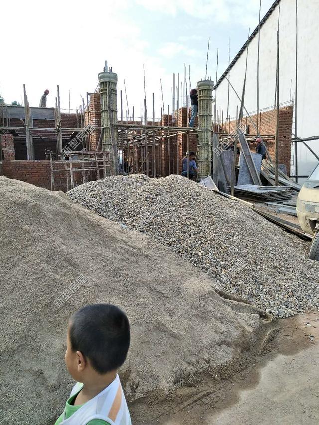 一方沙配多少包水泥，一立方沙配多少水泥（一方混凝土要多少砂石、水泥）