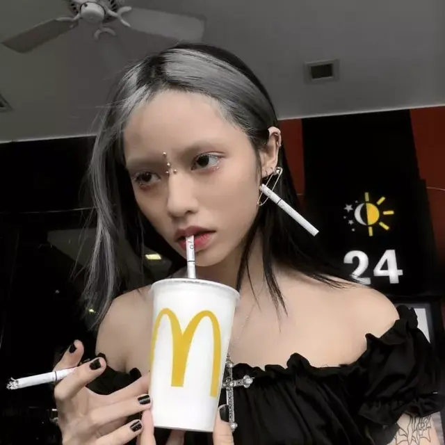 念七 精致女生染发社会酷头像微信，念七 精致女生染发社会酷头像（各种发色的小姐姐头像）