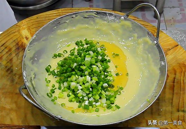 如何做葱花鸡蛋饼，做葱花鸡蛋饼的作文（小葱煎鸡蛋饼最简单的做法）