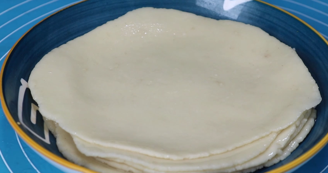 擀面皮的制作方法，擀面皮做法（一碗面粉倒进滚烫开水中）