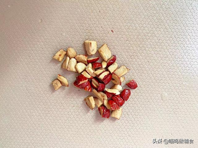 百合红枣汤的功效，红枣莲子百合汤的功效（分享一道冬季补水小甜汤）