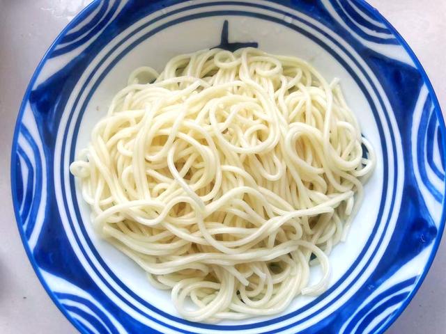 快手凉面的做法，网红凉面的做法（口感香辣面条爽滑q弹收藏了）