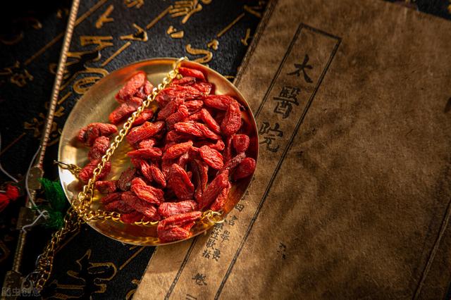 龟板胶的功效与作用，龟板胶的功效与作用及食用方法鹿角胶（“虚不受补”喝参杞鹿龟酒）