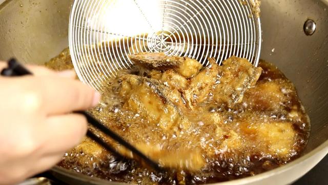 在家做油炸带鱼怎么做，学会这2个小技巧