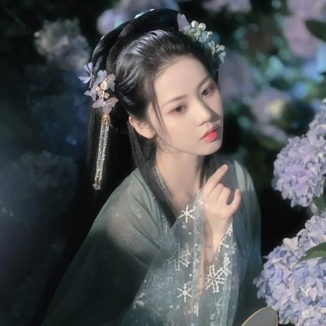 男生小哥哥古风部位半身汉服转圈圈超帅头像/值得拥有/奶酪微信，男生小哥哥古风部位半身汉服转圈圈超帅头像/值得拥有/奶酪（一组超级仙气的汉服女生头像）