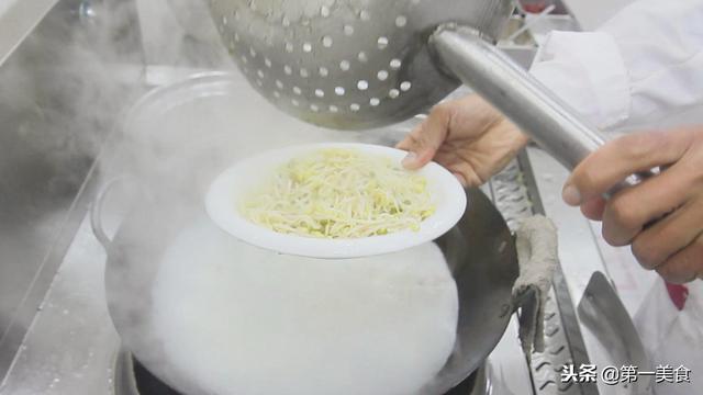 武汉热干面的做法，正宗武汉热干面酱料做法（街边5块钱一碗的热干面）