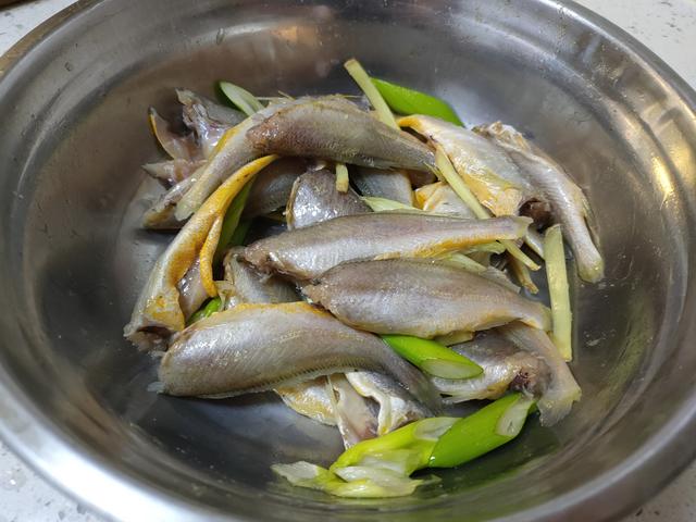 小黄鱼怎么炸才酥脆的，挂面糊还是裹淀粉