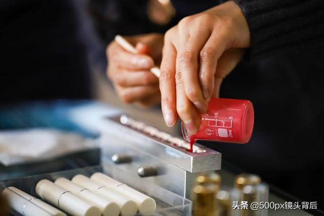 怎样自己在家DIY口红，怎样自己在家做口红（量杯、磅秤、搅拌一个也不能少）