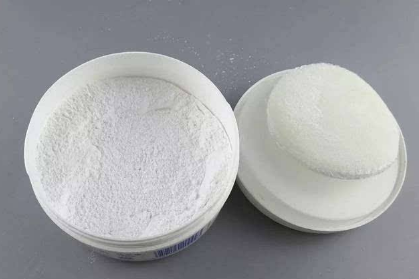 白衣服上的油渍怎么洗掉小妙招，白色衣服上的油渍怎样去掉（白衬衫不小心沾上油渍真头疼）