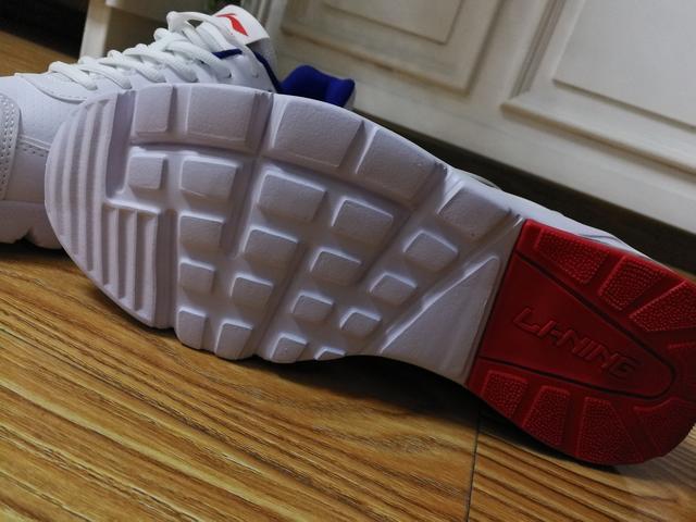 李宁运动鞋怎么样，安踏和李宁哪个质量好（还能为脚部减轻负担）