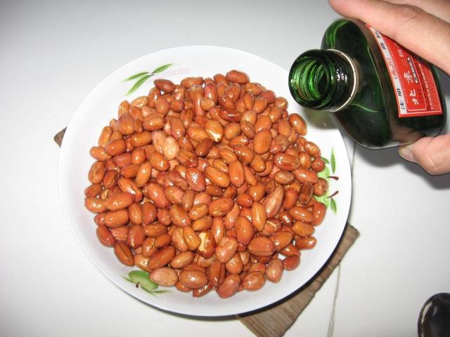 油炸花生米的危害，油炸花生米的好处和坏处（糖尿病人群吃油炸花生米、炒花生米会不会升血糖）