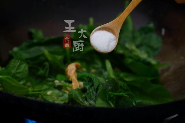 木耳炒鸡肉怎么炒好吃，口感嫩滑爽口营养美味