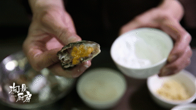 毛蟹的做法有哪些，毛蟹的做法 家常做法（百年老正兴的毛蟹年糕）