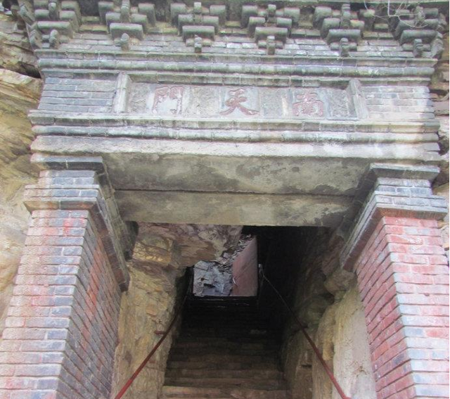 僧、尼、道共居一山修行  承德丰宁白云古洞景区，僧、尼、道共居一山修行（有一桥飞架两山之间的千年古刹）