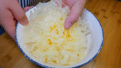 怎样做美味的凉拌银耳，银耳凉拌银耳怎么做（鲜香味美又有营养）