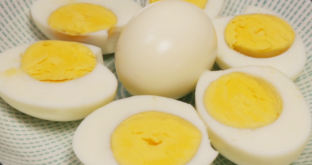 【煮鸡蛋】做法步骤图 1分钟煮一锅 老嫩适中轻松剥壳-起舞食谱网