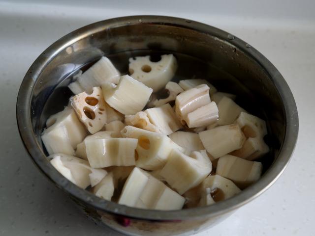 炖藕怎样炖得又粉又烂，莲藕怎么炖才能烂（方法简单很实用）