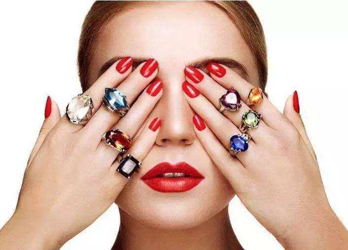 这样才能震得住粗粗的手指,其次还可以选扭臂的戒指,能够修饰手指线条