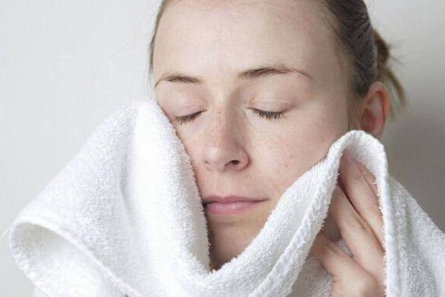 毛巾有异味怎么去除，夏天毛巾有异味怎么去除（四步快速除去毛巾异味）