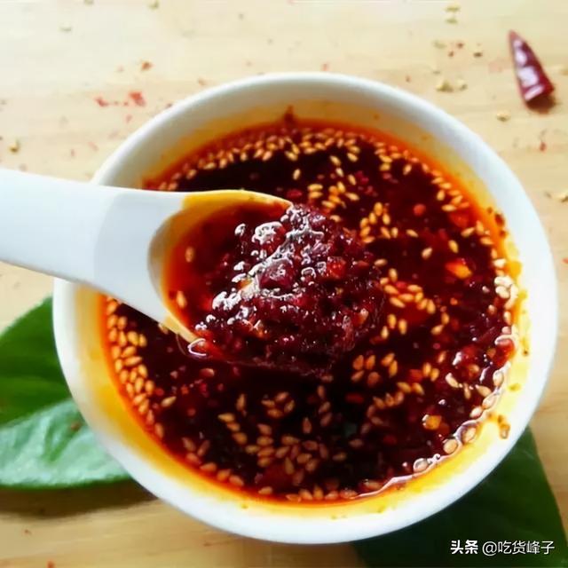 辣椒油怎么洗掉，塑料桌布上的辣椒油怎么洗掉（做出的辣椒油红亮鲜香不发黑）