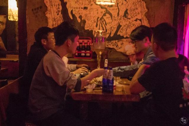 helens红牛桶是什么，helens啤酒桶（最近爆火的“午夜小酒馆”）