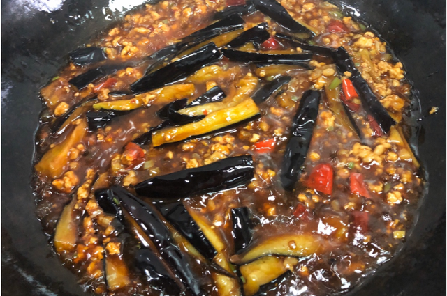 鱼香茄子煲步骤，鱼香茄子煲制作方法（家庭版鱼香茄子煲）