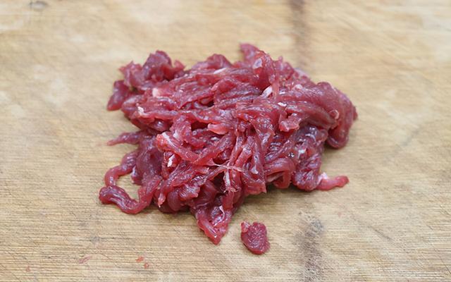 炒牛肉片怎么炒好吃又嫩，大蒜炒牛肉片怎么炒好吃又嫩（农家清炒牛肉丝）