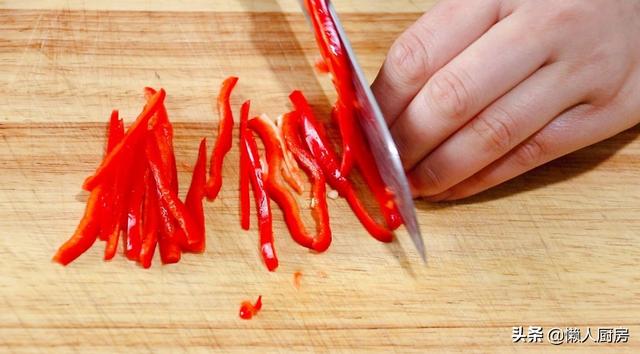 象拔蚌是什么，象拔蚌是什么梗?真正的象拔蚌好吃吗（配上春天的韭菜和豆芽）