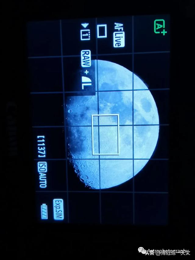 怎么用佳能的单反拍月亮啊，佳能数码相机怎么拍月亮（单反接上望远镜2400焦的镜头）