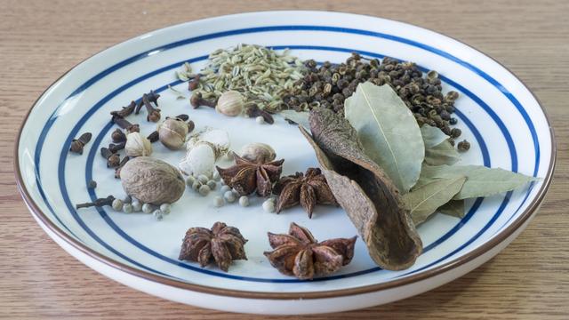 卤汤的配料及制作方法，五香卤汤的配料及制作方法（万能卤水做法及配方）