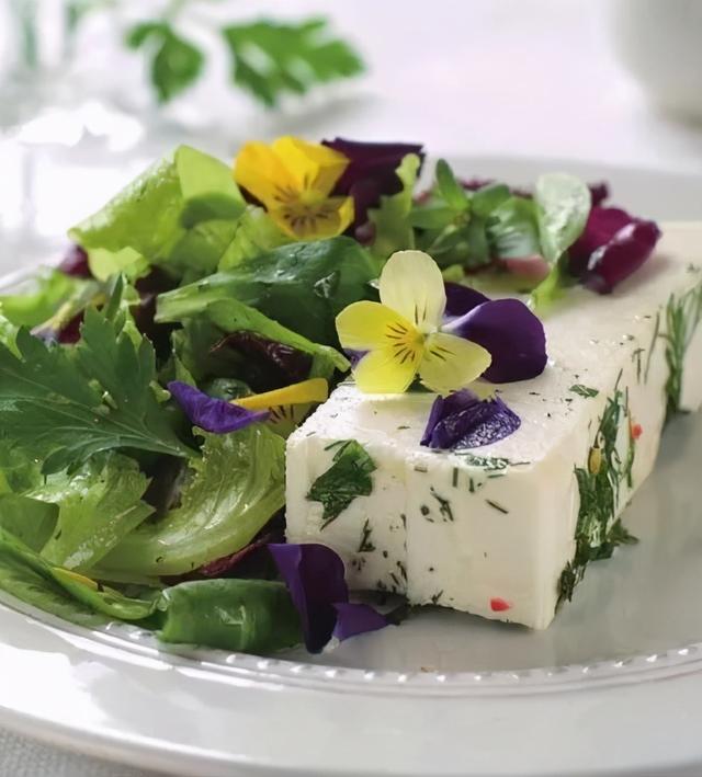 三色堇什么时候开花，三色堇在什么季节开花（这样栽培三色堇才能“情深色浓意绵长”）