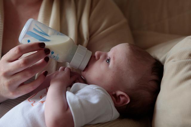 怎么辨别冷藏母乳变质了，冰冻母乳坏了的特征（母乳变质有3个信号）