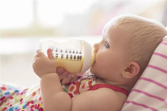 牛奶酸奶能不能一起喝，纯牛奶可以和酸奶一起喝吗（0-18岁孩子若“奶”喝错了）