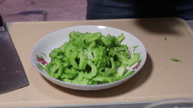 苦瓜炒鸡蛋怎么炒好吃，如何做苦瓜炒鸡蛋好吃又不苦（这才是苦瓜炒鸡蛋更好吃的做法）