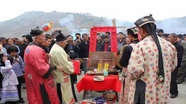 布依族的风俗和文化，布依族的风俗和文化绘画（贵州少数民族有趣的过年风俗）