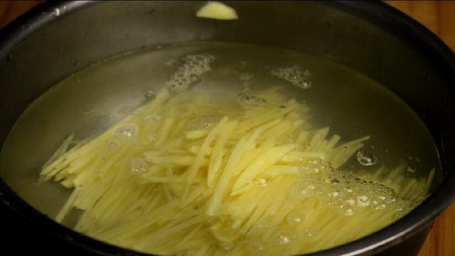 炒土豆丝怎么炒才好吃，土豆丝怎么炒才能又脆又好（大厨教你正确做法）