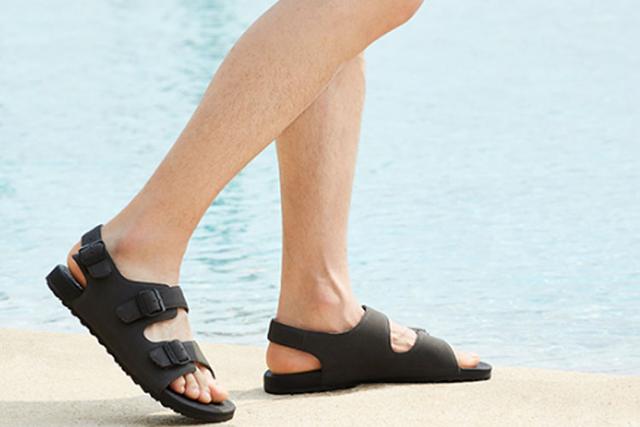 沙滩鞋选购技巧，沙滩鞋怎么搭配（成就自由不羁的活力少年）