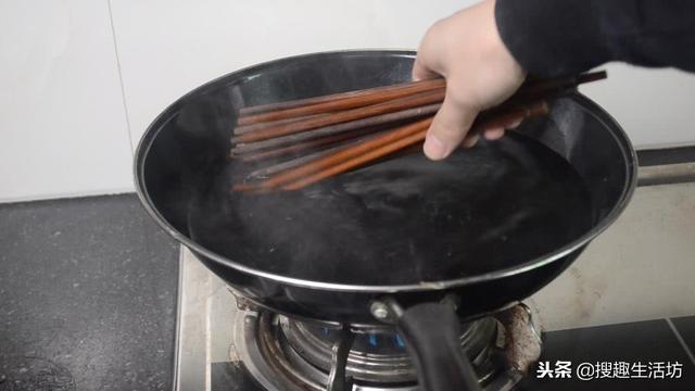 筷子发霉怎么弄干净，筷子发霉了怎么去除（多脏的筷子洗完就跟新的一样干净）