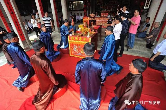 白事未满一个月去别人家，丧事多久不能去别人婚礼（街上的老男孩-小镇上的风俗）